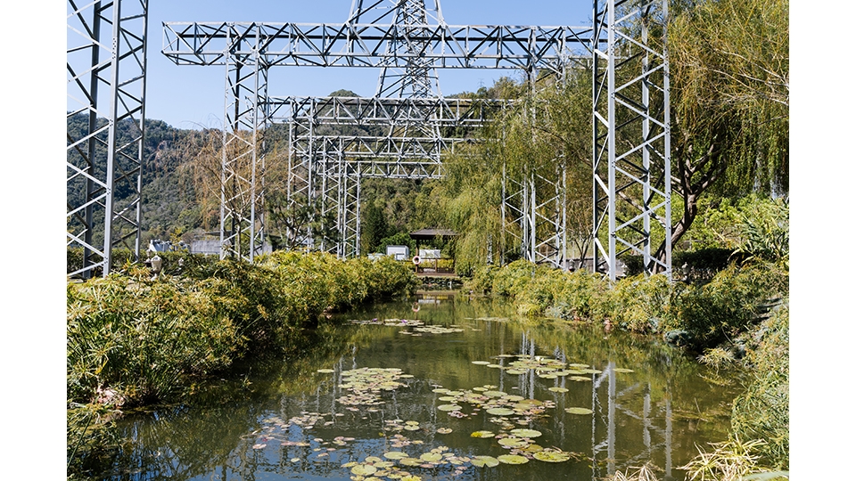 電廠行政中心前的電廠花園是大甲溪電廠生態園區的參訪動線之一，此處除了生態造景之外，也活用了絕緣礙子等退役設備作為景觀佈置元素。